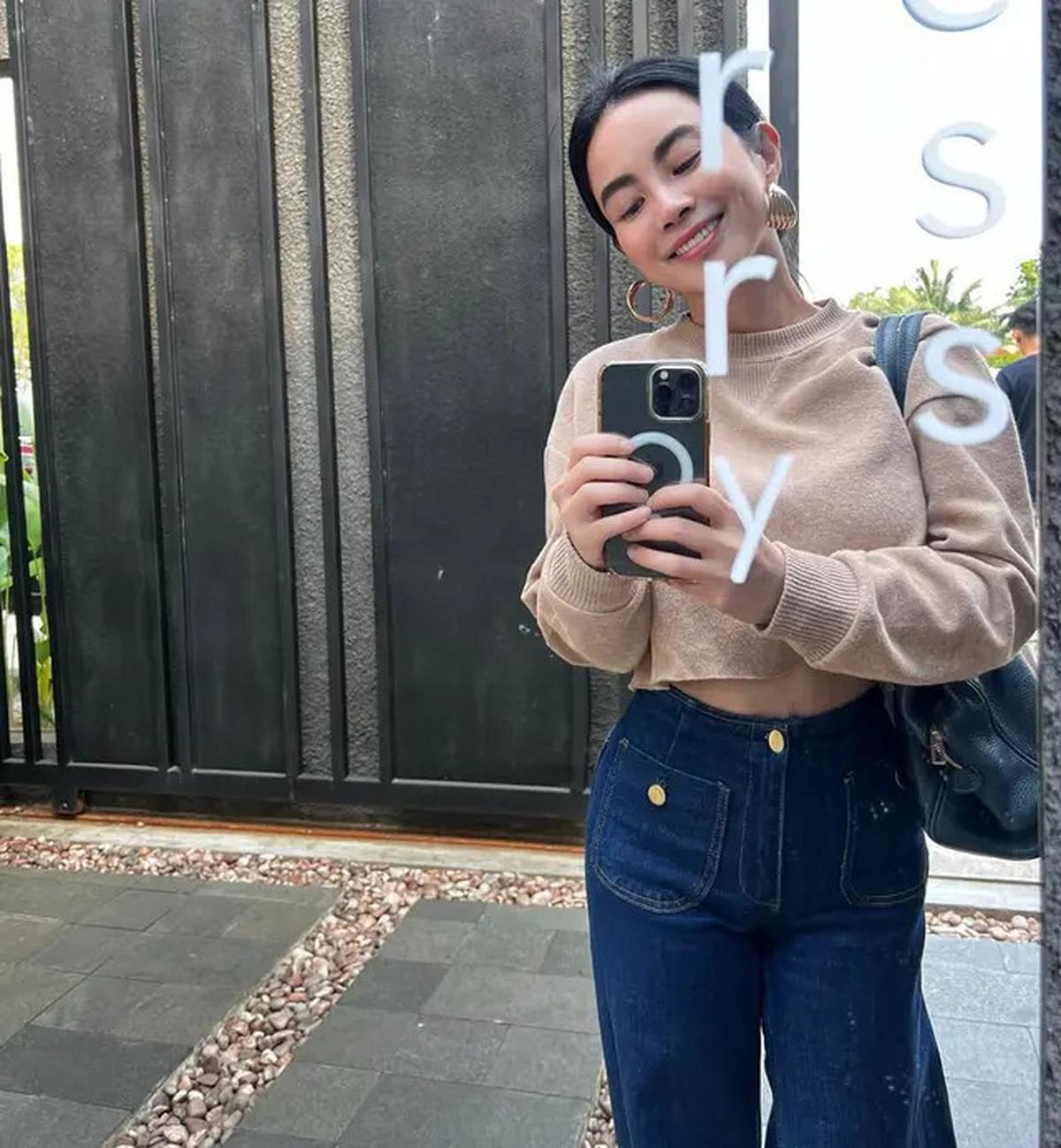6 Gaya Padu Padan Jeans ala Dearly Djoshua, Teman Kondangan Ari Lasso di Resepsi Luna Maya