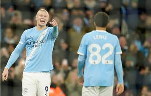 Striker Man City, Erling Haaland (kiri), merayakan gol yang dicetaknya ke gawang West Ham dalam lanjutan Liga Inggris 2025/2026, Sabtu (20/12/2025) malam WIB. (AP Photo/Dave Thompson)