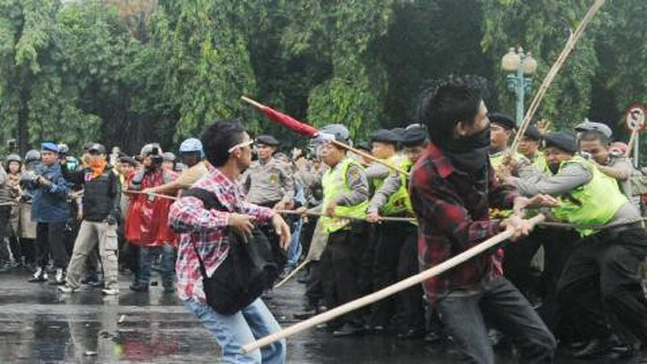 Polisi saat rusuh, kena batu hingga terserempet peluru