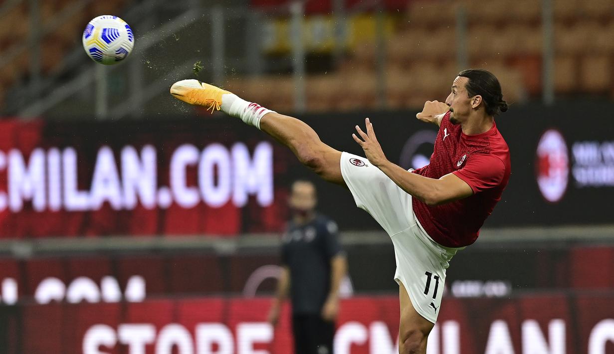 Penyerang AC Milan, Zlatan Ibrahimovic, saat melakukan pemanasan sebelum pertandingan menghadapi Bologna pada laga Liga Italia di Stadion San Siro, Selasa (22/9/2020) dini hari WIB. AC Milan menang 2-0 atas Bologna. (AFP/Miguel Medina)