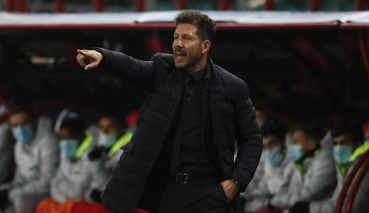 Pelatih Atletico Madrid, Diego Simeone, memberikan arahan kepada pemainnya saat melawan Lokomotiv Moscow pada laga lanjutan Liga Champions 2020/2021di Stadion Lokomotiv, Rabu (4/11/2020) dini hari WIB. Atletico Madrid bermain imbang 1-1 melawan Lokomotiv Moscow. (AFP/Yuri Kochetkov/pool)