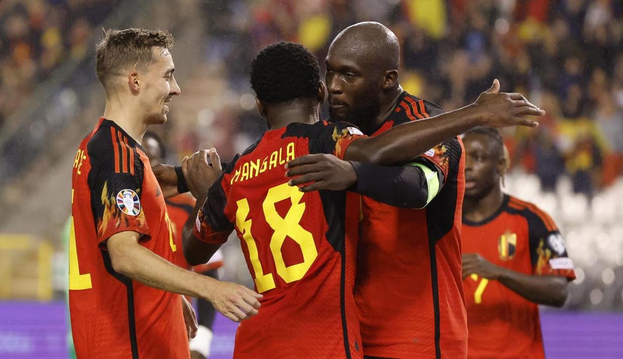 Para pemain Belgia merayakan gol yang dicetak oleh Romelu Lukaku ke gawang Azerbaijan pada laga kualifikasi Euro 2024 di Stadion King Baudouin, Senin (20/11/2023). Tambahan tiga gol membuat Lukaku finis sebagai top skor kualifikasi Euro 2024. Striker yang kini memperkuat AS Roma tersebut mengoleksi 14 gol. (AP Photo/Geert Vanden Wijngaert)