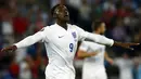 Pemain depan Timnas Inggris, Danny Welbeck, melakukan selebrasi usai mencetak gol ke gawang Swiss di kualifikasi Euro 2016 di Stadion St Jakob-Park, Basel , (9/9/2014). (REUTERS/Denis Balibouse)