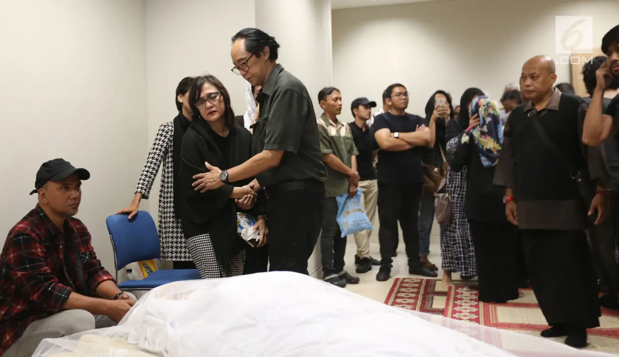 Sejumlah kerabat dan keluarga melayat almarhum Yockie Suryo Prayogo di Ruang Jenazah, Rumah Sakit Pondok Indah, Bintaro, Tangsel (5/2). Musikus Yockie Suryo Prayogo menghembuskan napas terakhirnya pada Senin (5/2) pagi. (Liputan6.com/Fery Pradolo)