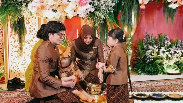 Keluarga Atta Halilintar dan Aurel Hermansyah dalam tedak siten Azura