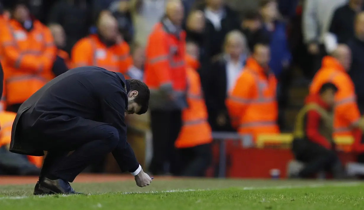 Pelatih Tottenham, Mauricio Pochettino, terlihat gemas saat timnya gagal menjebol gawang Liverpool pada lanjutan Liga Inggris di Stadion Anfield, Liverpool, Minggu (3/4/2016) dini hari WIB. (Reuters/Phil Noble)