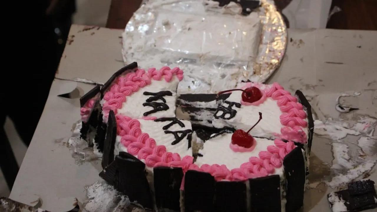 HP yang diselundupkan ke dalam Lapas Banyuwangi melalui kue tar (Istimewa)