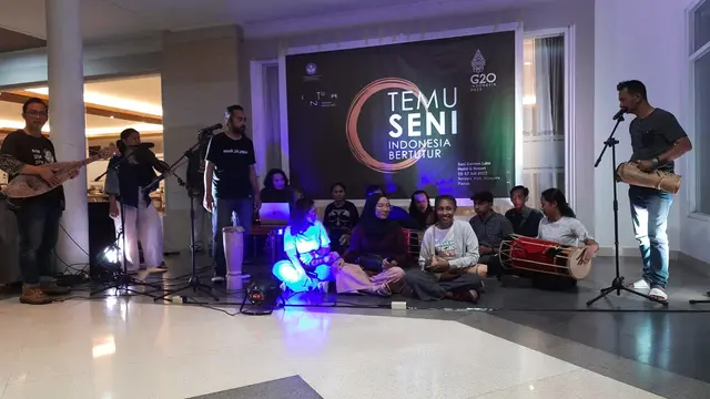 Musisi Muda Temu Seni Kunjungi Loka Budaya Museum Cenderawasih Saksikan Koleksi Benda Budaya Papua Bersama Antropolog dan Kepala Museum Enrico Kondologit