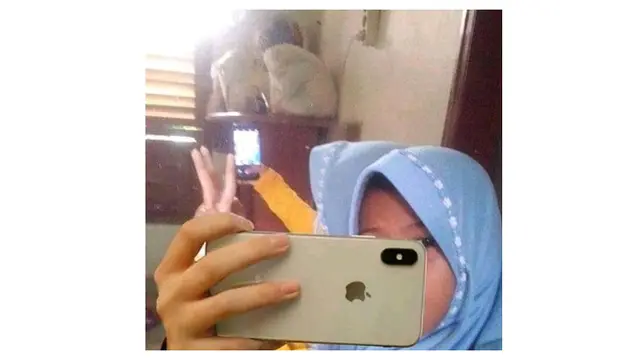 6 Potret Kocak Orang Mau Pamer iPhone Ini Bikin Geleng Kepala