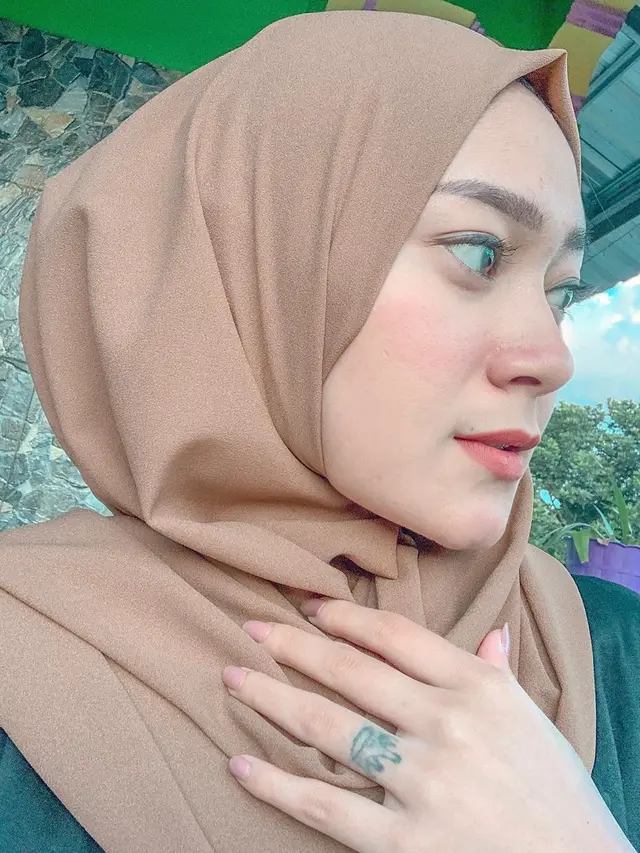 6 Potret Pedangdut Vita Alvia saat Pakai Hijab