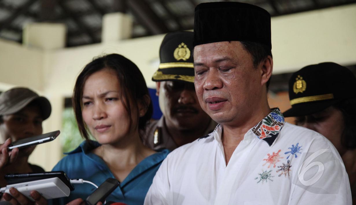 Kadiv Humas Mabes Polri, Irjen Pol Anton Charlian (kanan) memberi keterangan pers setelah bertemu dengan anak yang ditelantarkan orangtuanya di pendopo Safe House Cibubur, Jakarta, Sabtu (16/5/2015). (Liputan6.com/Johan Tallo)