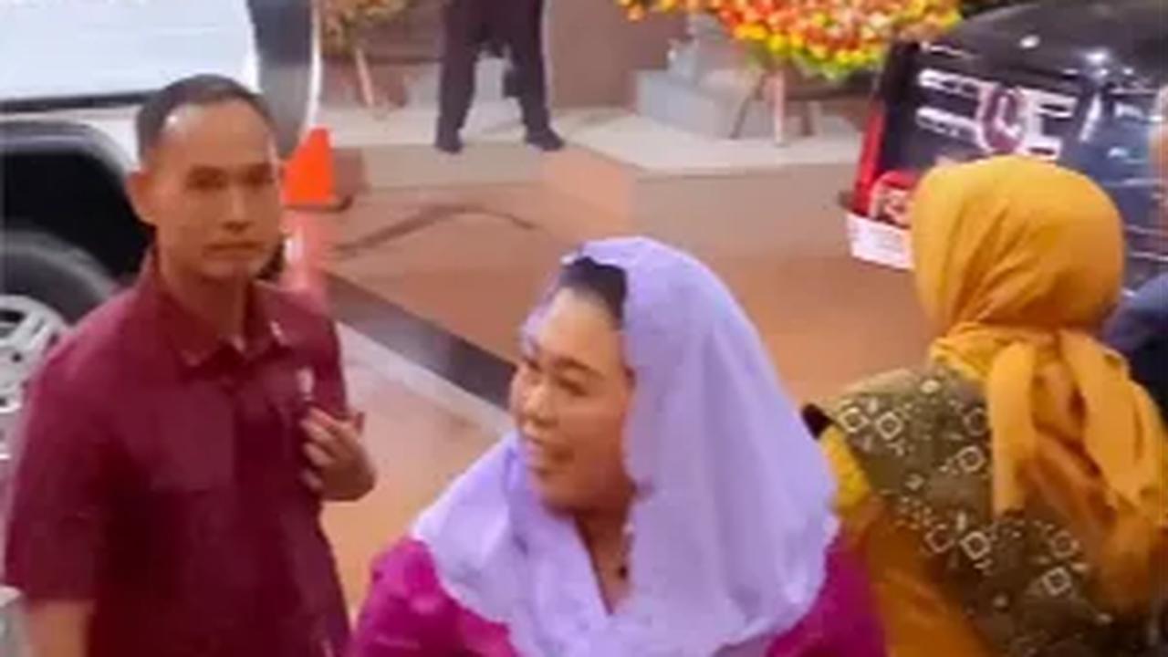 Putri Presiden Gus Dur, Zannuba Ariffah Chafsoh atau yang akrab di sapa Yenny Wahid juga terlihat hadir dalam acara pernikahan putra Panglima TNI. <br>