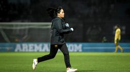 dr Mufida juga jadi pemanis di laga ini. Suporter yang ada di tribun selalu bersorak ketika perempuan 25 tahun ini masuk lapangan. (Bola.com/Iwan Setiawan)
