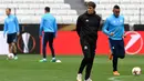 Pelatih Marseille, Rudi Garcia (tengah) melihat para pemain berlatih di stadion Parc OL di Decines-Charpieu (15/5). Marseille akan melawan wakil Spanyol, Atletico Madrid pada babak final Liga Europa. (AFP Photo/Philippe Desmazes)