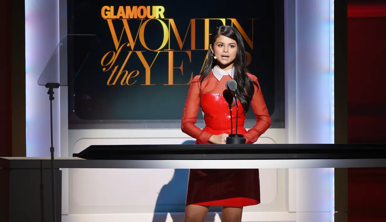 Aktris dan penyanyi Selena Gomez memberikan pidato di atas panggung ajang penghargaan acara 2015 Glamour Women Of The Year Awards di New York City, Senin (9/11). (Larry Busacca/Getty Images untuk Glamour/AFP)