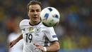 4. Mario Goetze, kerap menjadi cadangan di Munchen, membuat pria Jerman ini menjadi target dari Arsenal. Guna merealisasikan kedatangan mantan gelandang Dortmund ini, The Gunners siap mencairkan dana sebesar 27 juta poundsterling. (AFP/Martin Bureau) 