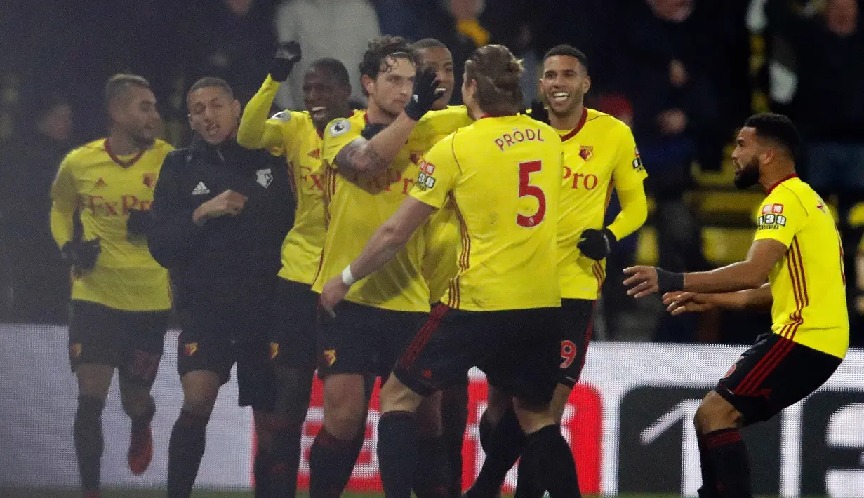Pemain Watford merayakan golnya usai membobol gawang Chelsea saat pertandingan Liga Inggris di stadion Vicarage Road, London (5/2). Meski mengalami kekalahan, Chelsea tetap menghuni peringkat keempat dengan torehan 50 poin. (AP Photo / Frank Augstein)