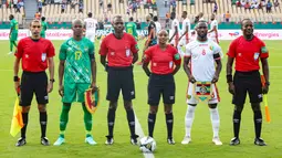 Salima Mukansanga merupakan wasit yang memiliki banyak pengalaman dalam memimpin laga besar termasuk di Piala Afrika 2022 dan Olimpiade. Karena kualitas yang mumpuni maka akhirnya perempuan berkebangsaan Rwanda ini ditunjuk FIFA untuk menjadi salah satu wasit di turnamen sepak bola paling bergengsi Piala Dunia. (AFP/Kenzo Tribouillard)