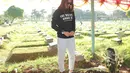 Dengan membawa bunga melati, ia langsung mendatangi peristirahatan terakhir ayahnya yang meninggal akibat pecah pembuluh darahnya lantaran serangan stroke, di usia 65 tahun. (Andy Masela/Bintang.com)