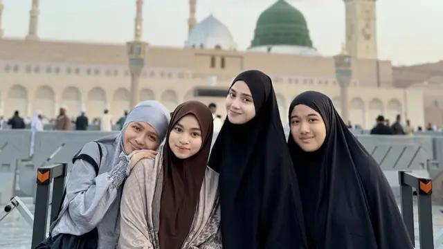 Penampilan Syifa Hadju Saat Umrah pakai bergo hitam. [@olasftri]