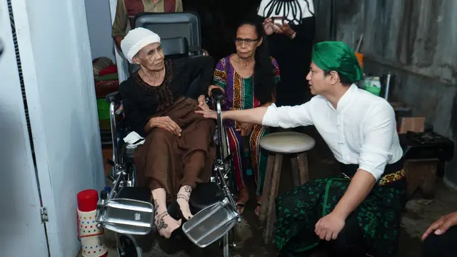 Bupati Mas Ipin Kunjungi Sejumlah Lansia di Momen Hari Jadi Trenggalek ke-831, Berbagi Hadiah Spesial (Liputan6)