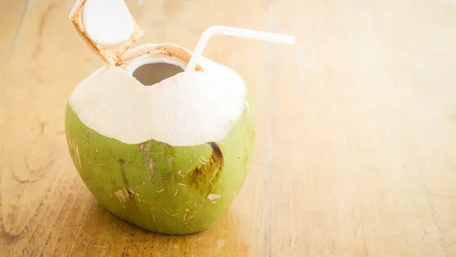Minum Air Kelapa