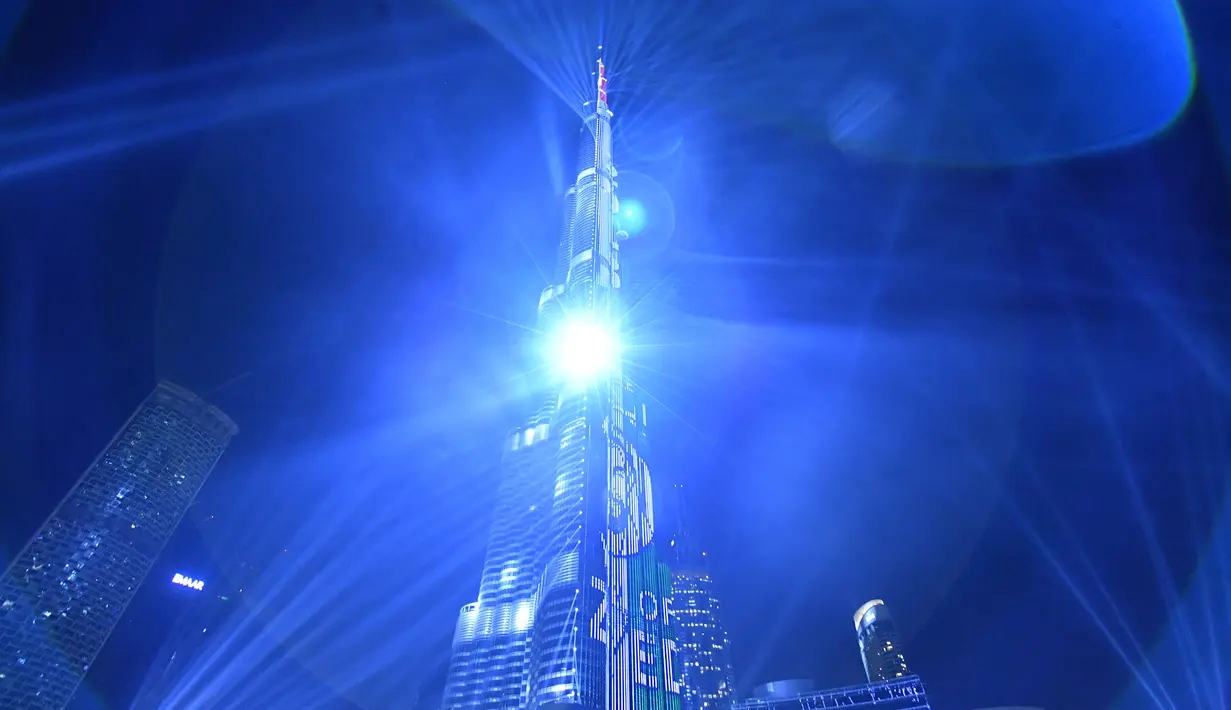 Pertunjukan sinar laser dari menara tertinggi di dunia, Burj Khalifa, pada malam perayaan Tahun Baru di Dubai, 31 Desember 2017. Pertunjukkan laser itu tak hanya pada Malam Tahun Baru tetapi diselenggarakan hingga 6 Januari 2018. (Giuseppe CACACE/AFP)