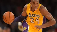 Aksi Kobe Bryant saat pertandingan LA Lakers melawan Portland Trail Blazers dalam laga basket NBA di Staples Center, Los Angeles, California, AS, (28/12/2012). (AFP/Joe Klamar)