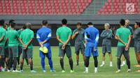  Pelatih Timnas Indonesia, Luis Milla (tengah) memberi arahan jelang latihan resmi di Stadion Patriot Candrabhaga, Bekasi (1/9). Timnas Indonesia akan melakoni laga persahabatan dengan Fiji pada Sabtu (2/9). (Liputan6.com/Helmi Fithriansyah)