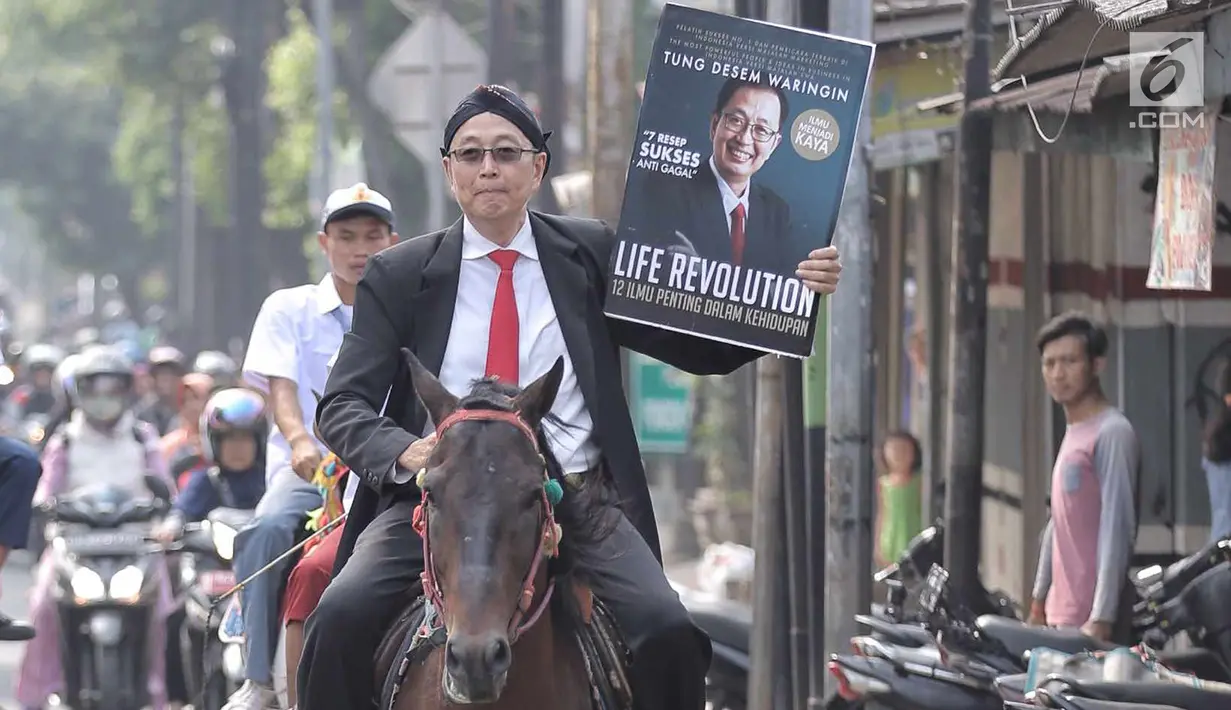 Motivator Tung Desem Waringin mempromosikan buku terbarunya berjudul 'Life Revolution' dengan berkuda di Jakarta, Kamis (7/6). Life Revolution merupakan buku ketiga yang dibuat Tung Desem Waringin. (Liputan6.com/Faizal Fanani)