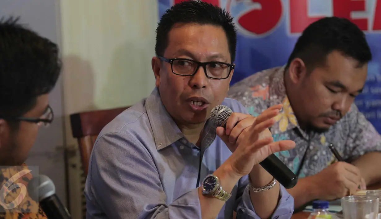 Dirjen Penegakan Hukum Kementerian Lingkungan Hidup dan Kehutanan, Rasio Ridho Sani saat menjadi pembicara dalam diskusi di kawasan Menteng, Jakarta, Sabtu (10/10/2015). Diskusi tersebut membahas kabut asap yang semakin pekat. (Liputan6.com/Angga Yuniar)