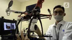 Peneliti LIPI Dr. Edi Kurniawan menunjukkan drone physical distancing di Puspitek Serpong, Banten, Senin (26/10/2020). Drone dengan perangkat software khusus tersebut mampu mendeteksi kerumunan saat musim kampanye Pilkada maupun untuk mencegah penyebaran COVID-19. (merdeka.com/Dwi Narwoko)