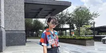 Bergaya super edgy dengan kemeja motif, Maudy Ayunda padukan denim dan platform shoes untuk hadirkan kesan semakin penuh gaya yang tak terbantahkan. [Foto: Instagram/ Maudy Ayunda]