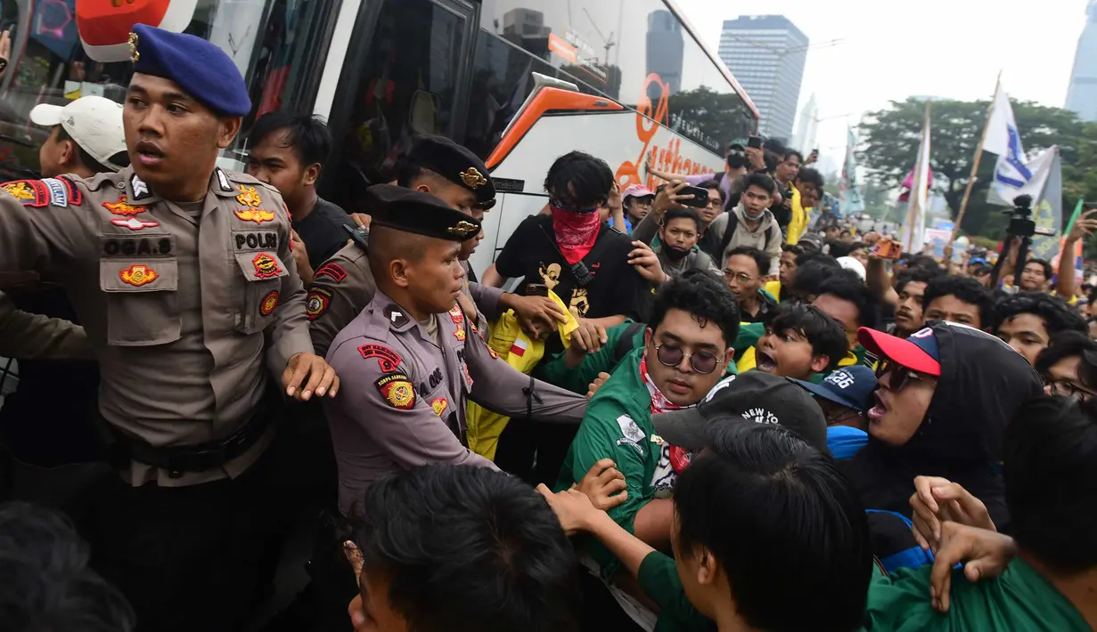 Massa mahasiswa terlibat aksi dorong dengan petugas kepolisian saat aksi BEM UI  di Jalan MH Thamrin, Jakarta, Selasa, 18 Agustus 2026. (KLY/ Arie Basuki)