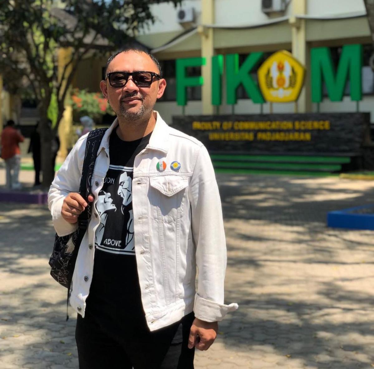 Ronal Surapradja Ajak Orangtua ke TPS, Momen Haru di Tengah Pilkada Jawa Barat 2024