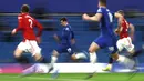 Pemain Chelsea, Mason Mount, menggiring bola saat melawan Manchester United pada laga Liga Inggris di Stadion Stamford Bridge, Minggu (28/2/2021). Kedua tim bermain imbang 0-0. (AP/Ian Walton, Pool)