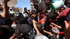 Warga Palestina mengantre untuk mendapatkan makanan dari dapur umum di kamp pengungsi Bureij, Jalur Gaza tengah pada 29 April 2025. (Eyad BABA/AFP)