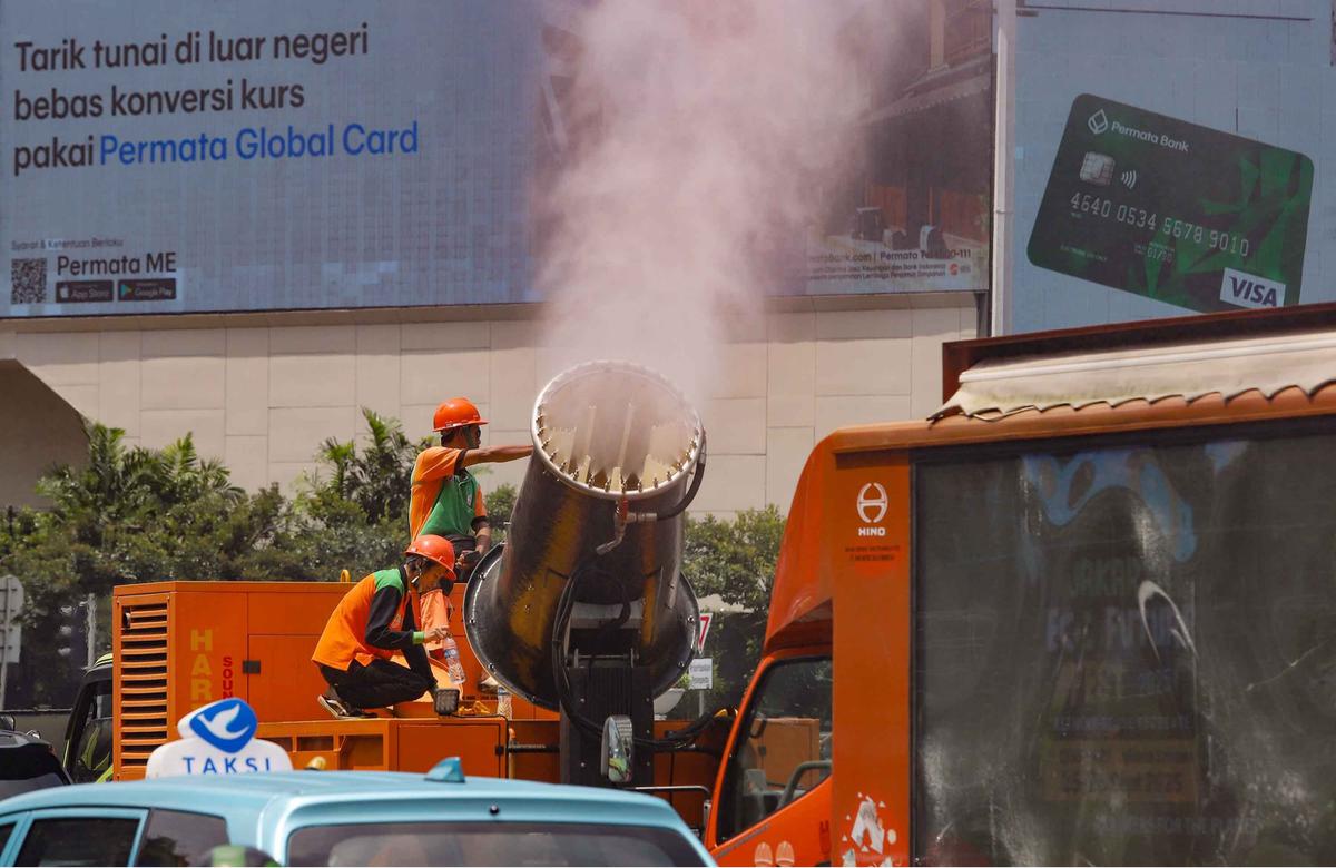 FOTO:  Ribuan Liter Water Mist Disemprotkan untuk Kurangi Polusi Jakarta