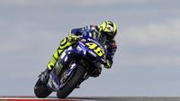 Pembalap Movistar Yamaha, Valentino Rossi saat beraksi pada kualifikasi MotoGP Austin 2018 di Circuit of the Americas (COTA). (AP Photo/Eric Gay)