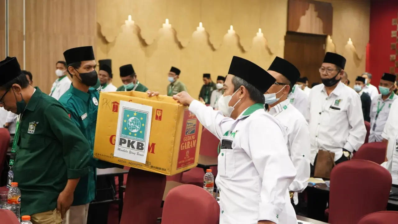 Kotak amal dari kardus beredar secara spontan di tengah Bimtek anggota Fraksi PKB se Jatim. (Foto : istimewa).