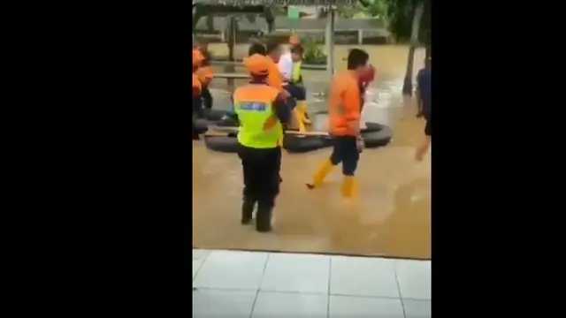 Dirut KAI Edi Sukmoro meninjau langsung lokasi Dipo KRL Bukit Duri. (Diolah dari Twitter)