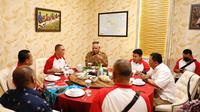 Pejabat Gubernur Papua Barat, Paulus Waterpauw dan Bupati Manokwari, Hermus Indou menegaskan dukungannya terhadap pendirian Papua Muda Inspiratif (PMI) dalam pertemuan di Manokwari, Papua Barat, Jumat (2022). (Ist)