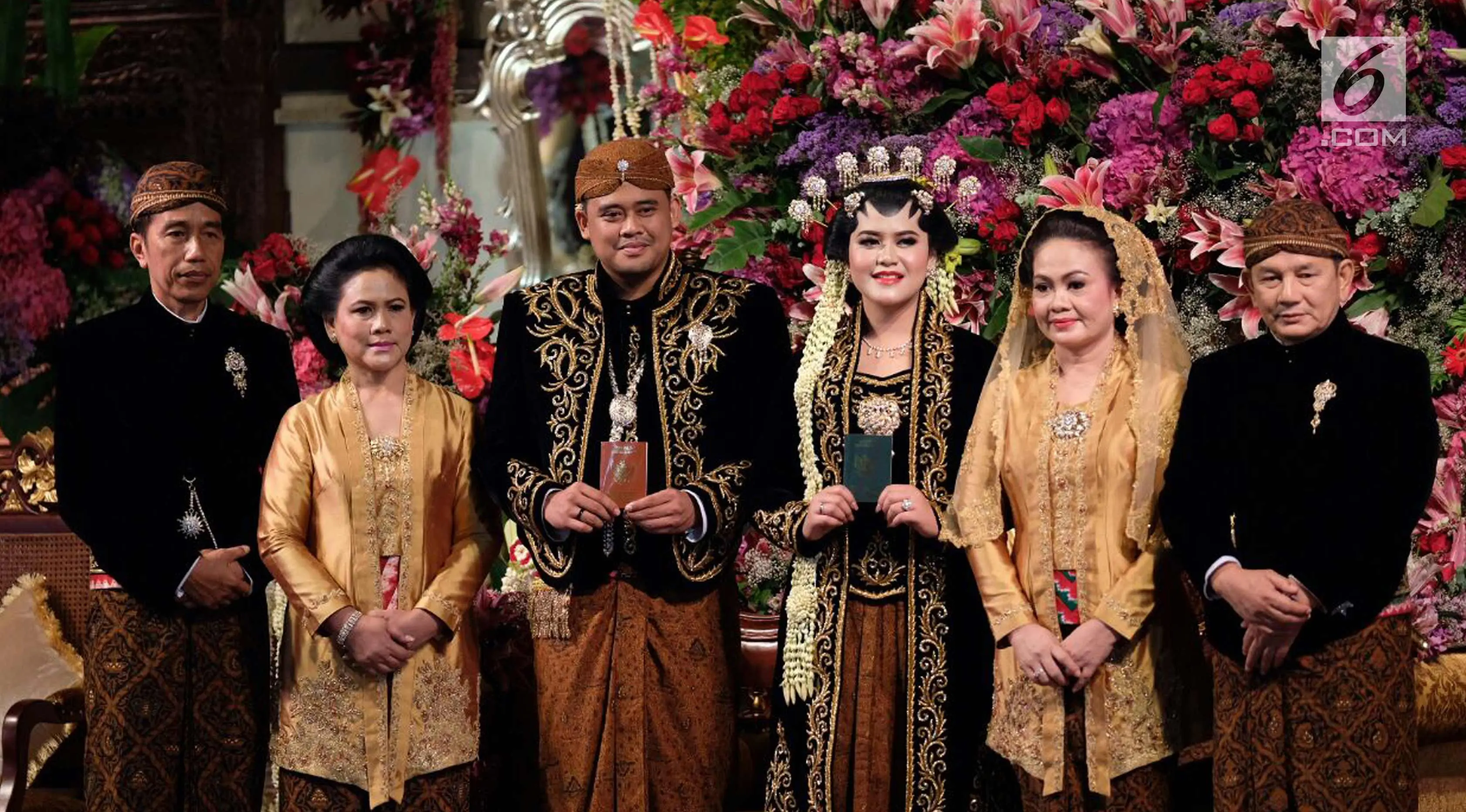 Presiden Joko Widodo bersama Ibu Negara Iriana foto bersama pengantin Kahiyang Ayu dan Bobby Nasution di Graha Saba Buana, Solo, Rabu (8/11). (Liputan6.com/Pool/Jimboengphoto)