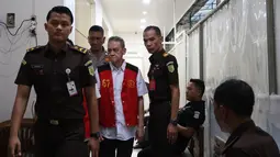 Musisi sekaligus penyanyi, Fariz Roestam Moenaf alias Fariz RM dituntut hukuman pidana penjara 6 Tahun Penjara dan Denda Rp 800 Juta. (KapanLagi.com/Budy Santoso)