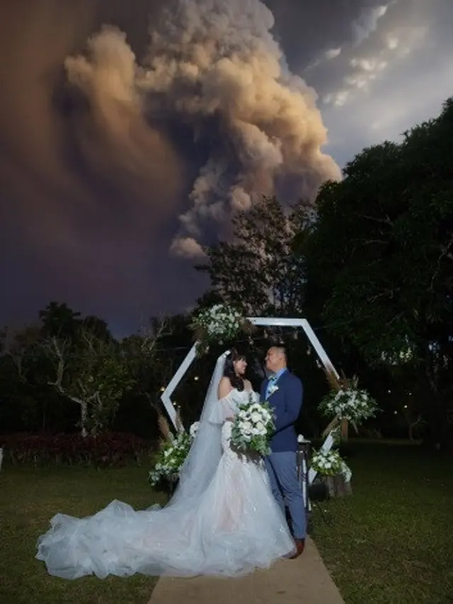 menikah di tengah erupsi gunung Taal