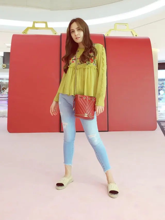 [Bintang] Bukan Anak Metal, Ini 5 Tips Kece Shandy Aulia Pakai Jeans Robek