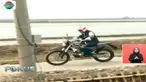 Jokowi mengendarai motor trail agar tiba tepat waktu, dalam rangka melakukan kunjungan kerja melihat pemanfaatan lahan hutan negara.