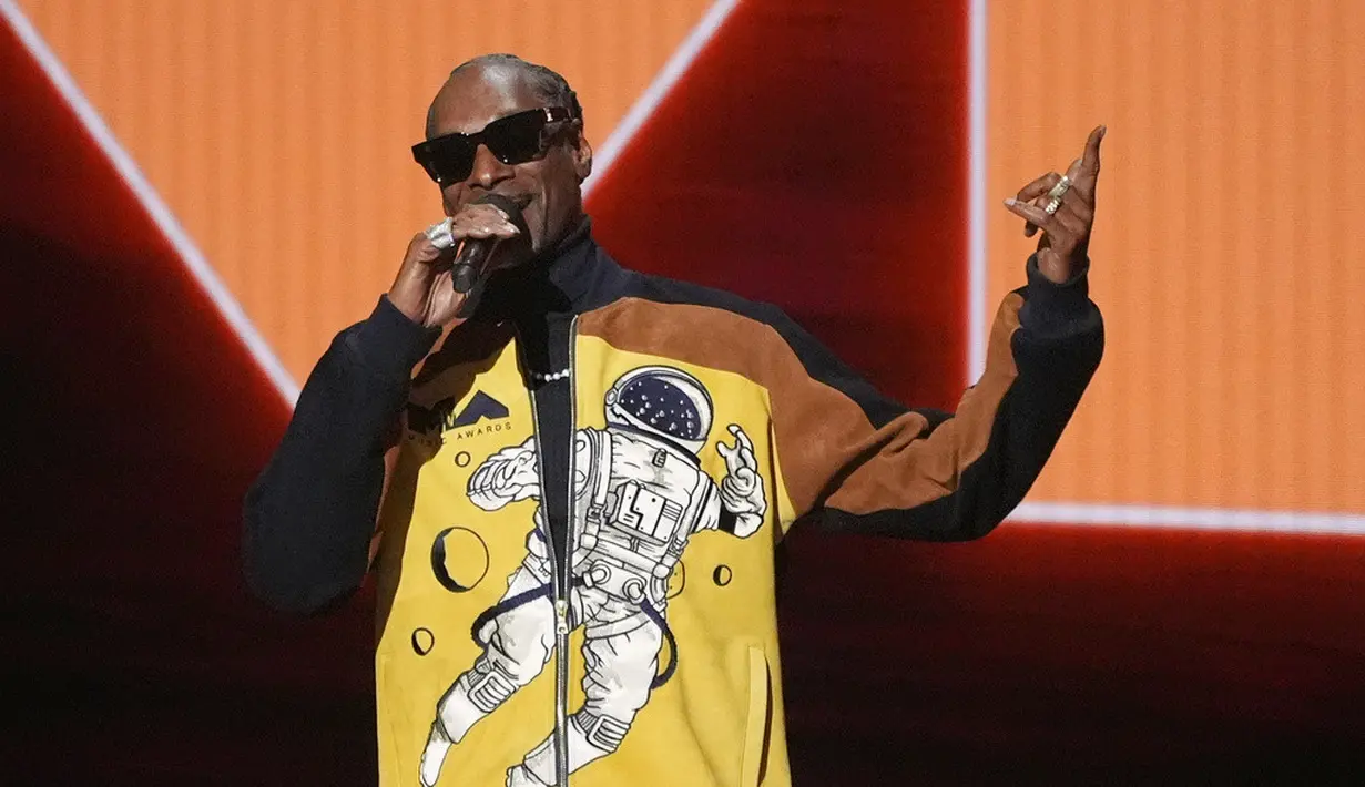 Rapper Snoop Dogg menjadi pembawa acara dalam ajang MTV Video Music Awards (VMAs) 2026 di Peacock Theater, Los Angeles, Amerika Serikat, Minggu (27/9/2026) waktu setempat. (AP Photo/Chris Pizzello)