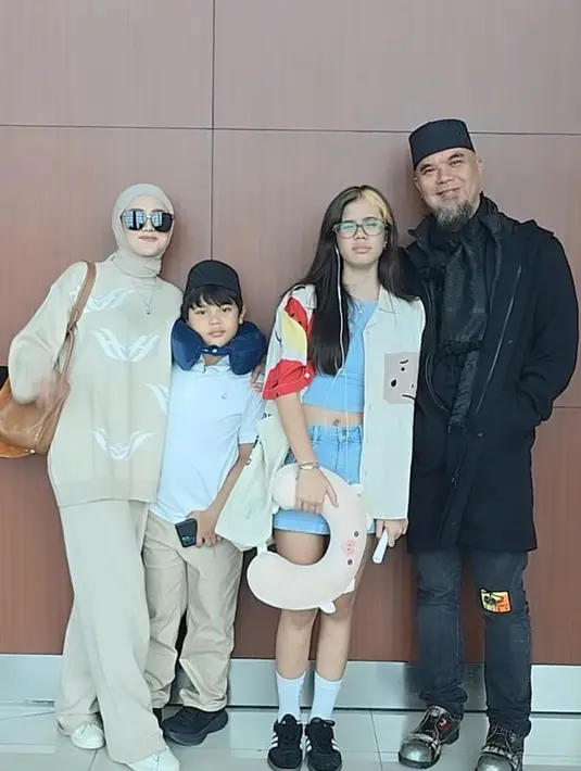 Begitu pula dengan keluarga Mulan Jameela yang kompakan mengenakan baju kasual nuansa krem-putih-hitam sebelum berangkat mudik.[@mulanjameela1]