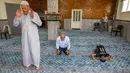 Aktivitas warga Palestina saat melaksanakan salat di Masjid Qaqaa Bin Amr, di lingkungan Silwan, Yerusalem (15/9/2020). Pihak berwenang Israel menyebut bangunan masjid itu harus dihancurkan karena dibangun tanpa izin. (AFP/AHMAD GHARABL)